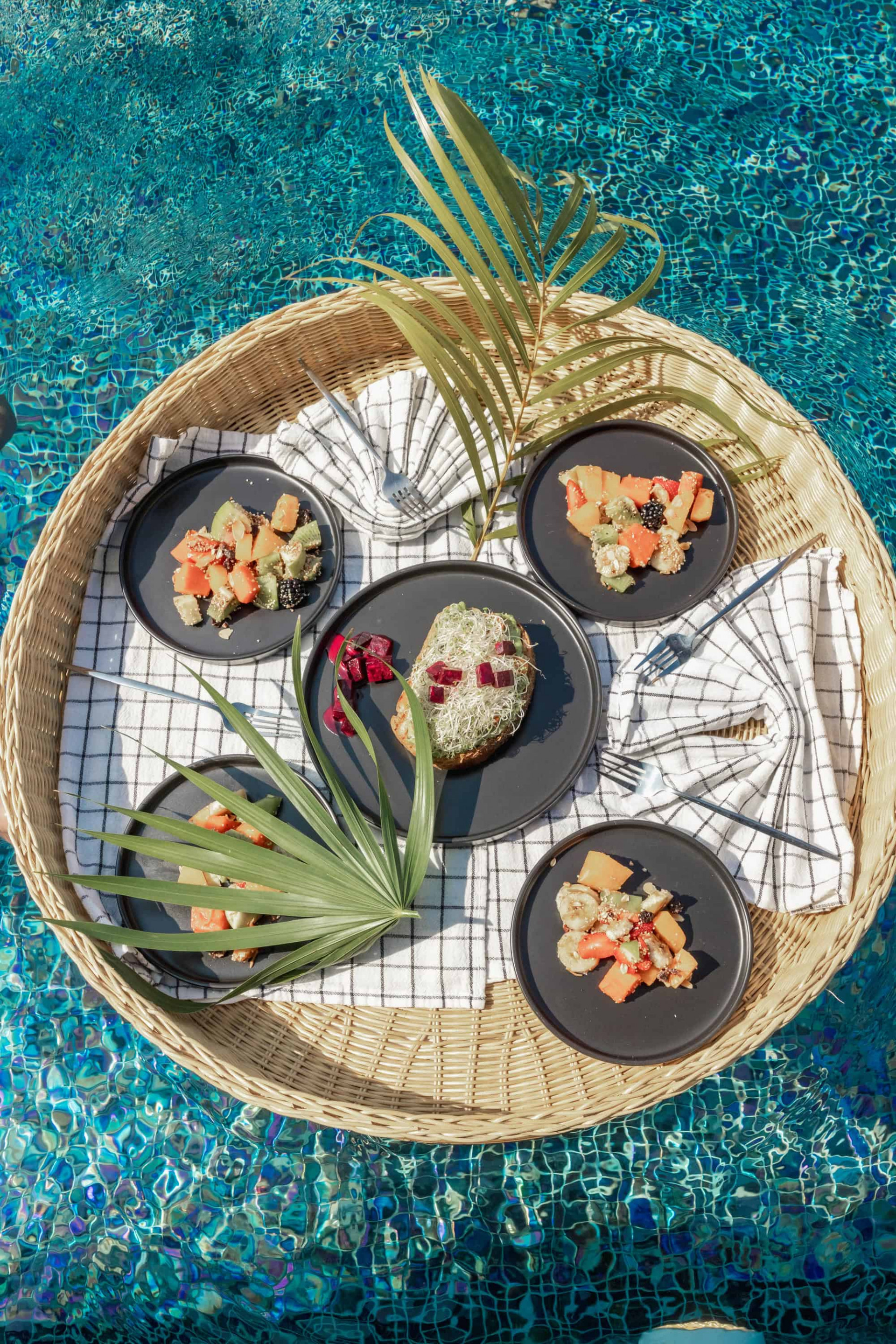 Canasta de comida flotante sobre la piscina en el hotel Xambé Tulum. 